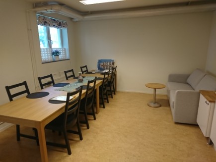 Utdragbara bord, stolar och bäddsoffa