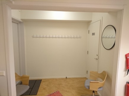 Hall med klädkrokar